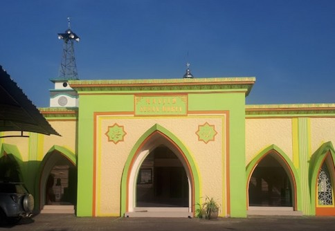 Gerakan Resik Resik Masjid Mojokerto melakukan giat bersih bersih masjid di Masjid Sunan Muria